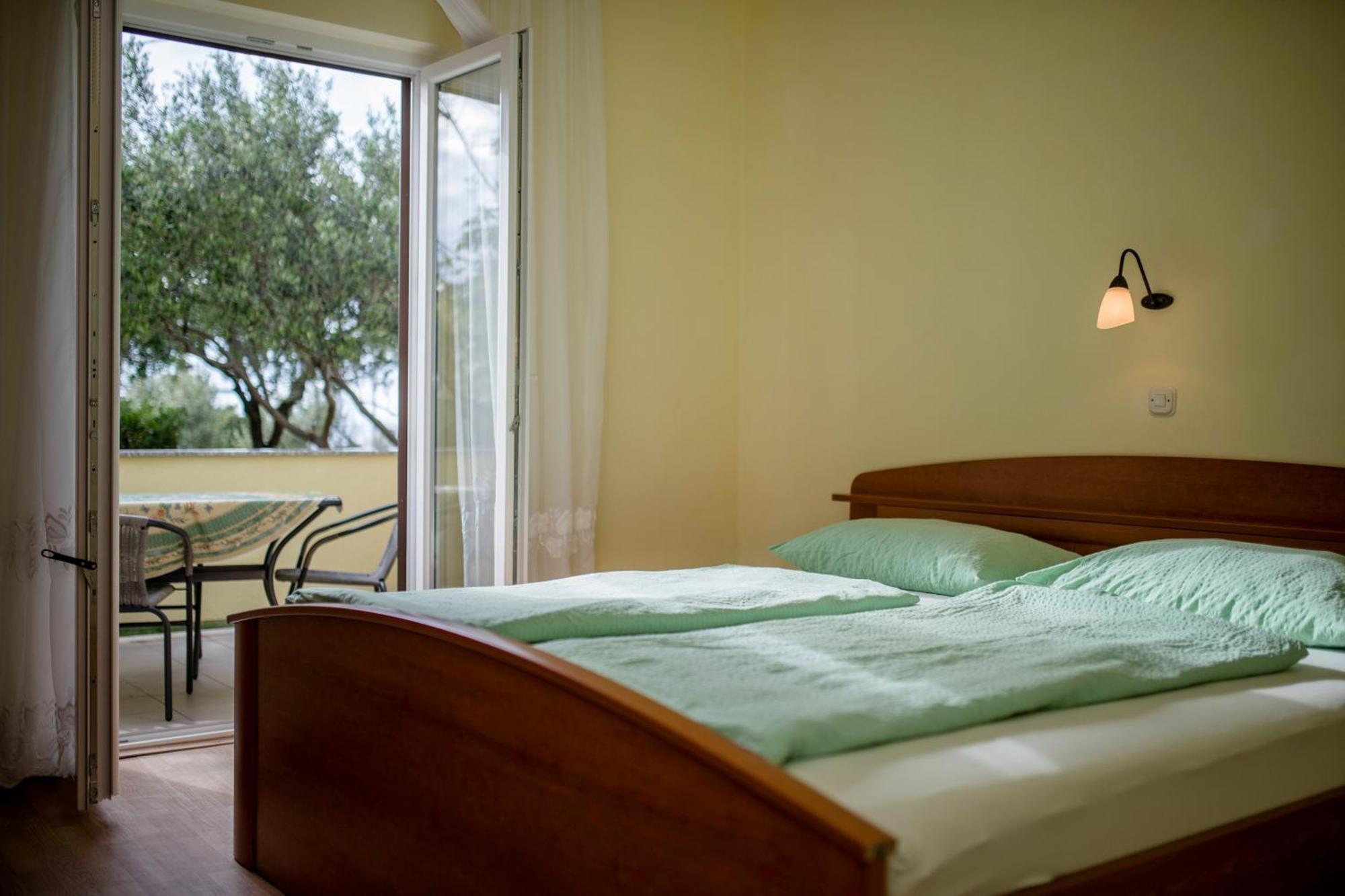 Apartments By The Sea Supetarska Draga - Donja, Rab - 11769 Bilik gambar